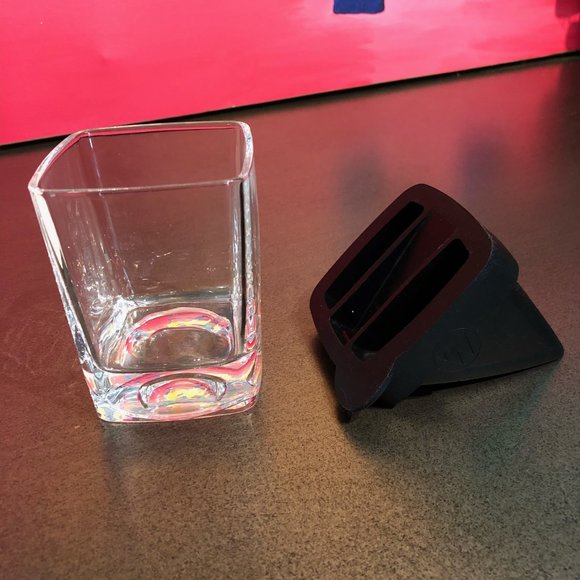 Like New Silicone Whiskey Wedge & Glass Set - Picture 8 of 11